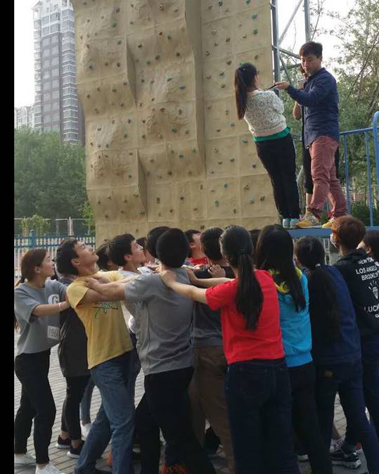 为学生做拓展活动信任背摔