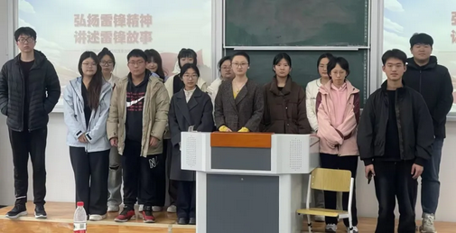 一群人站在一起AI 生成的内容可能不正确。