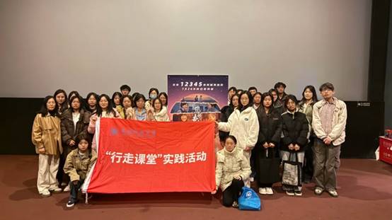 一群人站在床上AI 生成的内容可能不正确。